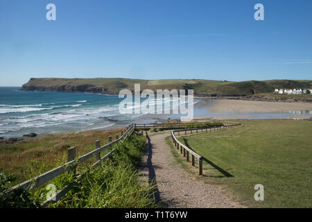 Vue de la plage de Polzeath et Point de Pentire clifftop chemin. Cornouailles du nord Banque D'Images