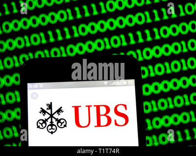 Sur cette photo, une illustration du groupe UBS AG vu le logo affiché sur un téléphone intelligent. Banque D'Images