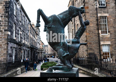 Sculpture par Eoghan Bridge intitulé Horse & Rider à Rutland court dans le centre d'Édimbourg, Écosse, Royaume-Uni Banque D'Images