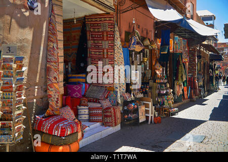 Boutiques de la médina, Marrakech, Maroc souk Banque D'Images