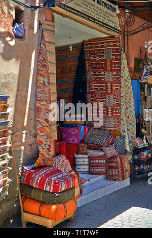 Boutiques de la médina, Marrakech, Maroc souk Banque D'Images