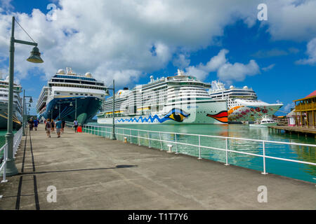 Les navires de croisière au port de Saint John's Antigua est la capitale et la plus grande ville d'Antigua-et-Barbuda, situé dans les Antilles dans la mer des Caraïbes Banque D'Images