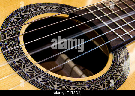 Close up on a string vibrant d'une guitare espagnole Banque D'Images