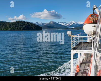 Vue depuis un ferry dans le sud-est de l'Alaska en été sur une journée ensoleillée. Banque D'Images