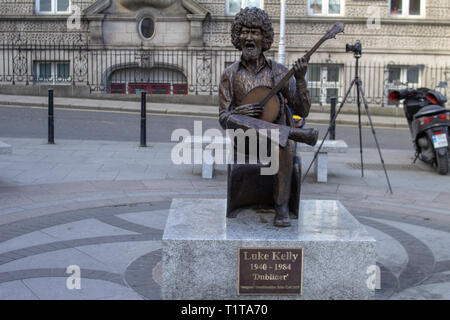 La statue de Luke Kelly (1940-1984) érigée à South King Street. Sculpté par Jean Coll il commémore la légende de la célèbre tour. Banque D'Images