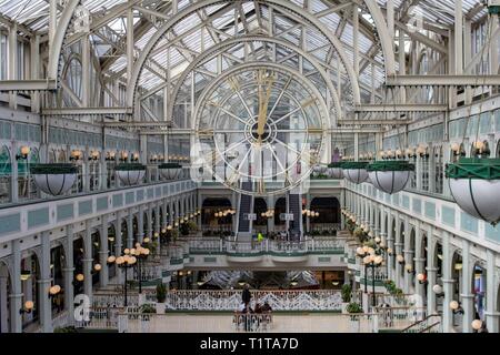 L'un superbe intérieur de la St Stephens Green Shopping Centre à Dublin, Irlande. Banque D'Images