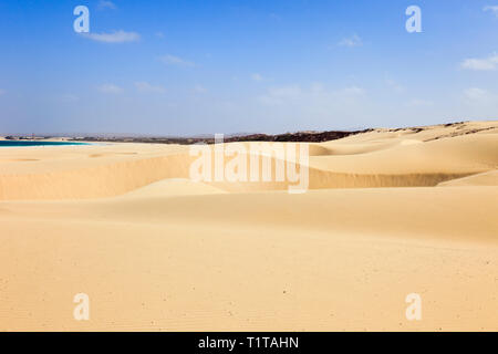 Voir de grandes dunes de sable sur la plage de sable immaculé. Praia de Chaves, Rabil, Boa Vista, Cap Vert, Afrique du Sud Banque D'Images