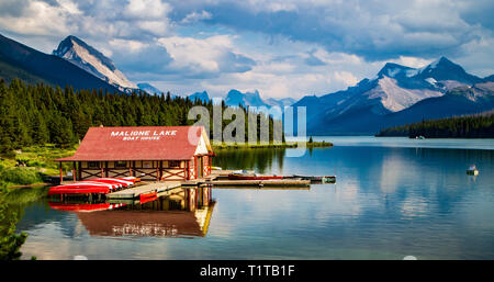 Boat House & Bateaux Lac Maligne, British Columbia Canada Banque D'Images