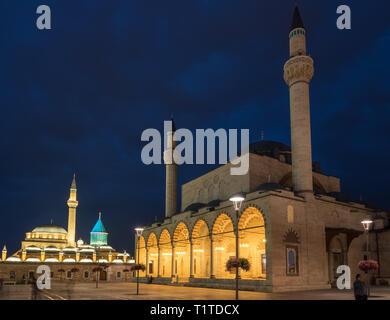 La place centrale de la vieille ville de Konya, Turquie la nuit Banque D'Images