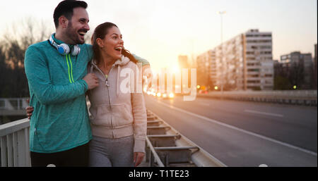 Happy young couple moments romantiques Banque D'Images