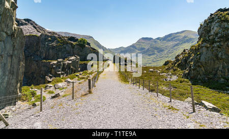 Balade dans les friches de Dinorwic carrière près de Llanberis, Gwynedd, Pays de Galles, Royaume-Uni Banque D'Images