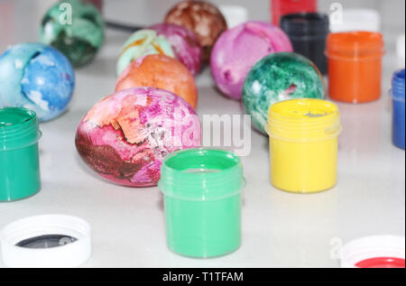 Peint des oeufs de Pâques. Peinture spéciale pour les oeufs de Pâques. Oeufs de peinture avec la peinture et la baleine. En oeufs colorés. Des tons pastel. Banque D'Images