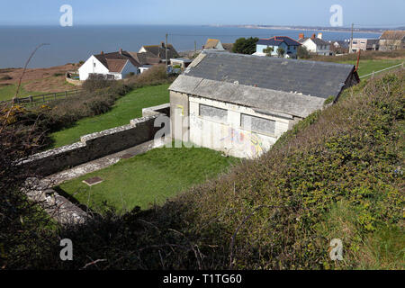 L'ancien bloc sanitaire ci-dessous les boutiques sur la route principale dans la région de Ogmore par mer, qui sera bientôt démoli pour faire place à la nouvelle salle des fêtes pour ce motif. Banque D'Images