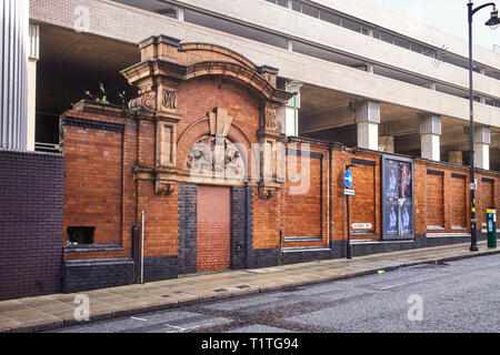 Et l'ancien mur de l'entrée dans Snow Hill railway station en livrée Street, Birmingham Banque D'Images