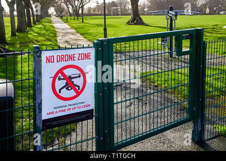 Drone zone d'exclusion aérienne panneau près de la tribune pour lancer des courses TT, à Douglas (île de Man) Banque D'Images