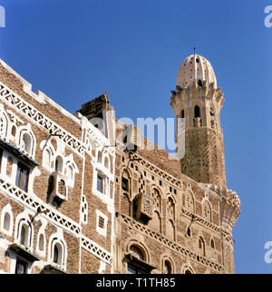 De vieilles maisons traditionnelles et de la mosquée dans la Vieille Ville, site du patrimoine mondial de l'UNESCO, Sanaa, Yémen, au Moyen-Orient Banque D'Images