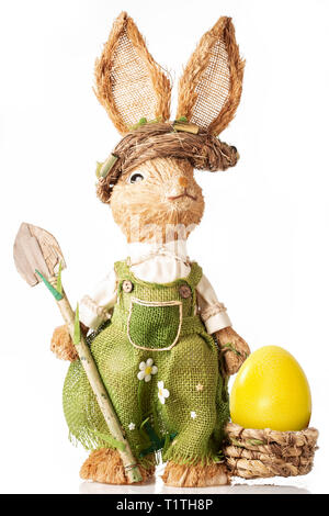 Bunny avec panier et oeufs de pâques isolé sur fond blanc. Concept de Pâques Banque D'Images