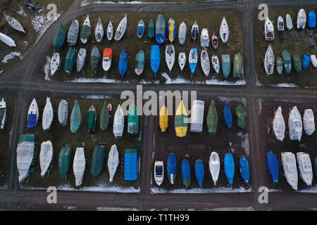 Vue aérienne d'une marina, avec voile portant, par le site du lac Vättern, une froide journée d'hiver. Banque D'Images