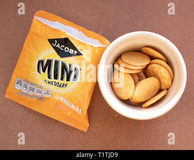 Jacobs mini cheddars avec packet et biscuits Banque D'Images