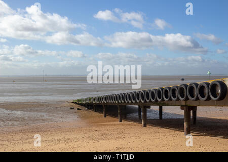 Jetée sur Thorpe Bay Beach, près de Southend-on-Sea, Essex, Angleterre Banque D'Images