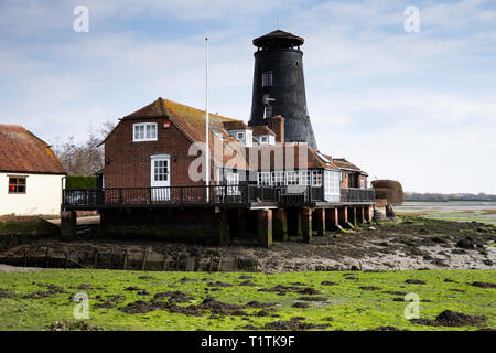 Langstone moulin, sur le bord de Chichester Harbour a été construit dans les années 1800, mais a cessé d'être un moulin de travail après la PREMIÈRE GUERRE MONDIALE. Il est maintenant une résidence privée Banque D'Images