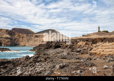 Vue sur volcan Capelinhos et phare sur l'île de Faial, Açores, Portugal Banque D'Images