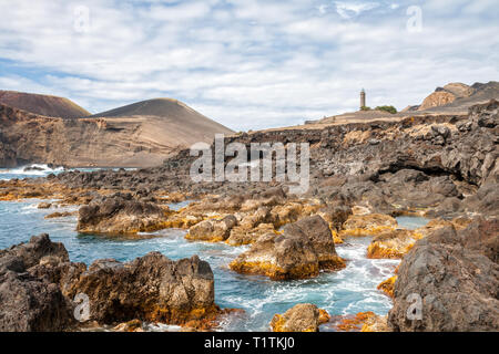 Vue sur volcan Capelinhos et phare sur l'île de Faial, Açores Banque D'Images