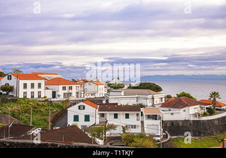 À l'aube dans les Açores. Scenic lilac nuages sur la ville de Sao Roque, l'île de Pico, Açores Banque D'Images
