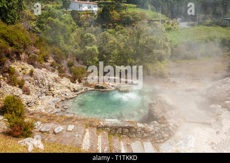 L'un des nombreux geysers, fumerolles et sources chaudes-dispersés dans le centre du village de Furnas, l'île de São Miguel, Açores Banque D'Images