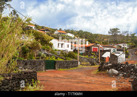 Village traditionnel avec des maisons en pierre de lave sur l'île de Pico, Açores Banque D'Images