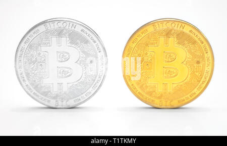 Version physique d'argent et d'or des bitcoins sur fond blanc. Banque D'Images