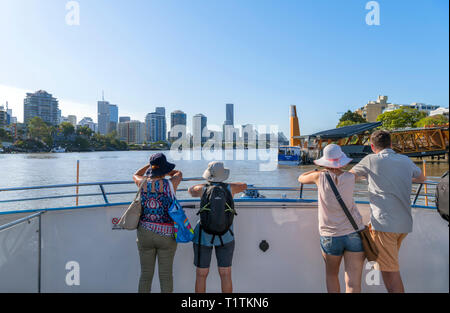 Les passagers d'un ferry CityCat avec l'horizon de la ville derrière, fleuve de Brisbane, Brisbane, Queensland, Australie Banque D'Images