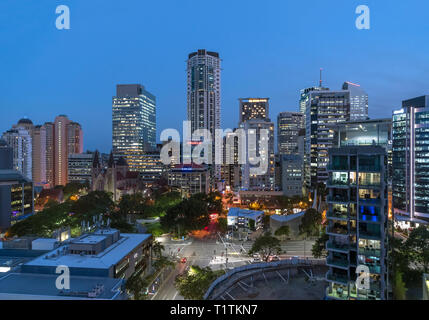 L'horizon de la Central Business District (CBD) de nuit en direction de la place de la Cathédrale, Brisbane, Queensland, Australie Banque D'Images