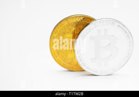 Version physique d'argent et d'or des bitcoins sur fond blanc. Banque D'Images