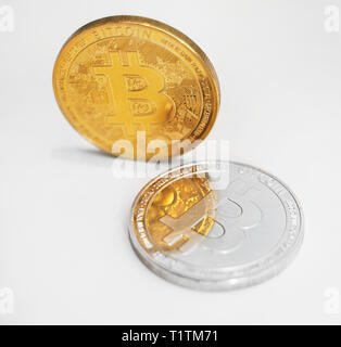 Version physique d'argent et d'or des bitcoins sur fond blanc. Banque D'Images