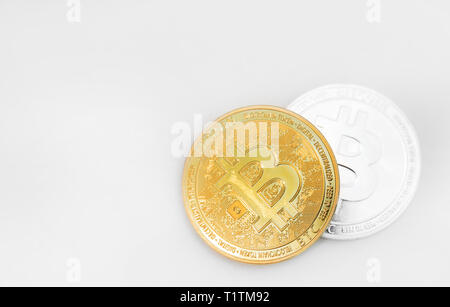 Version physique d'argent et d'or des bitcoins sur fond blanc. Banque D'Images