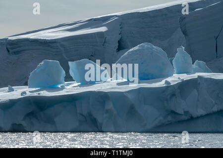 L'antarctique, Point de palabres, situé sur le côté ouest de l'île en deux buttes l'archipel Palmer. Gros iceberg. Banque D'Images
