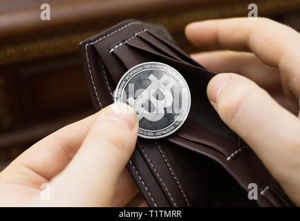 Man holding version physique d'argent bitcoin. Banque D'Images