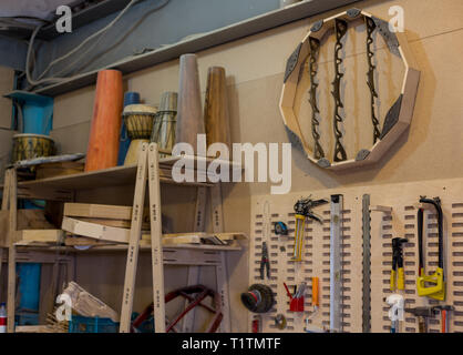 Outils de menuiserie. Old fashioned rusty outils de menuiserie en bois couché sous les conseils de carreaux de composition. Un marteau posé sur une table de charpentiers wit Banque D'Images