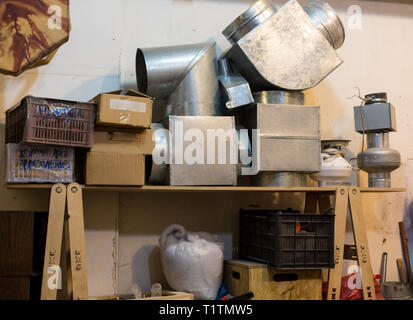 Outils de menuiserie. Old fashioned rusty outils de menuiserie en bois couché sous les conseils de carreaux de composition. Un marteau posé sur une table de charpentiers wit Banque D'Images