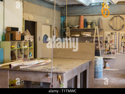 Outils de menuiserie. Old fashioned rusty outils de menuiserie en bois couché sous les conseils de carreaux de composition. Un marteau posé sur une table de charpentiers wit Banque D'Images