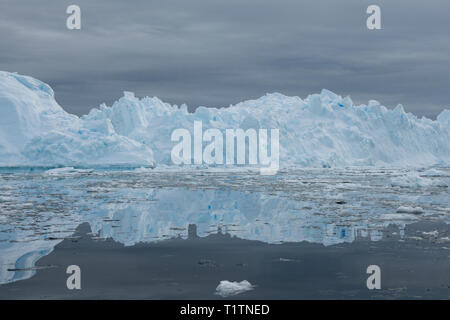 L'antarctique. Îles du poisson. Les poissons sont situées entre et son cristal Canal Grandidier en dessous du cercle antarctique. Reflets de glace. Banque D'Images