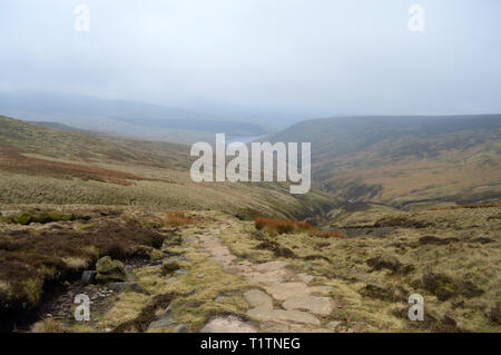 William Clough et chemin matin vue sur Kinder Scout réservoir, Derbyshire Banque D'Images