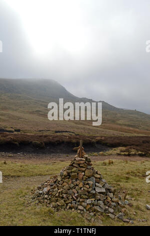 William Clough cairn chemin sur Kinder Scout, Derbyshire Banque D'Images