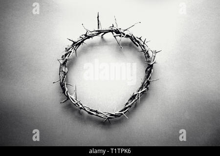 Moody image en noir et blanc de la couronne d'épines comme Jésus-christ portait avec des gouttes de sang sur les conseils d'épines plus grunge background. Parfait pour Pâques Banque D'Images