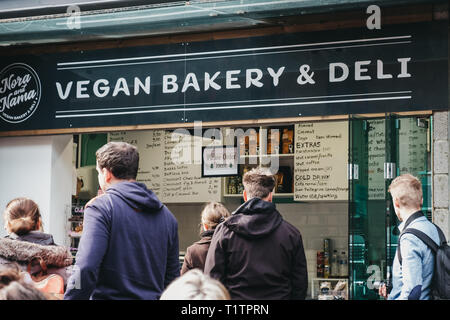 Londres, UK - Mars 23,2019 : personnes de commander des aliments provenant d'un traiteur vegan à l'intérieur de marché de Camden, Londres. Commencé avec 16 stands en 1974, Marché de Camden est un Banque D'Images