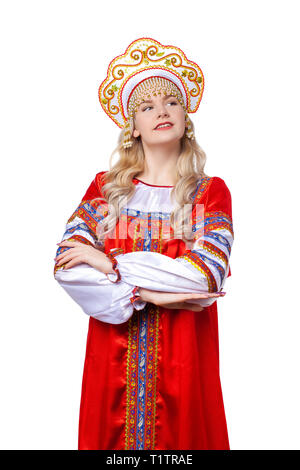 Costume folklorique traditionnel russe, portrait d'une belle jeune fille blonde en robe rouge, isolé sur fond blanc Banque D'Images