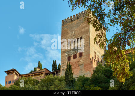 Espagne Andalousie L'Alhambra de Grenade UNE DES TOURS ET DES GENS SUR LA ZONE D'AFFICHAGE OUVERT Banque D'Images