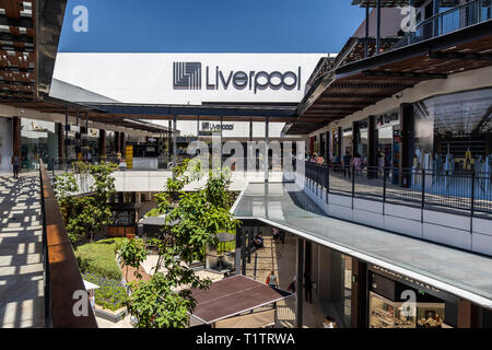 Paseo Queretaro est un alltertainment "moderne" shopping mall et de divertissement situé à Queretaro, Mexique Banque D'Images