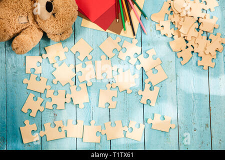 Concept de maquette et des morceaux de puzzles sur l'arrière-plan de table en bois. L'éducation, l'école, idée, stratégie, plan, créativité, développement, projet, Banque D'Images